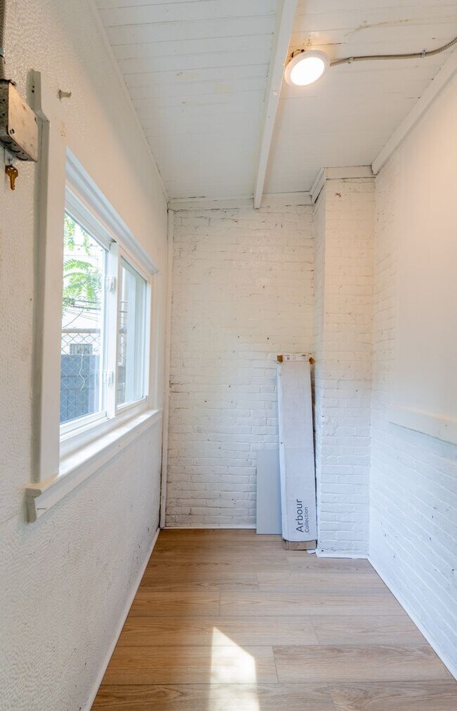 Building Photo - Newly Rehabbed beauty
