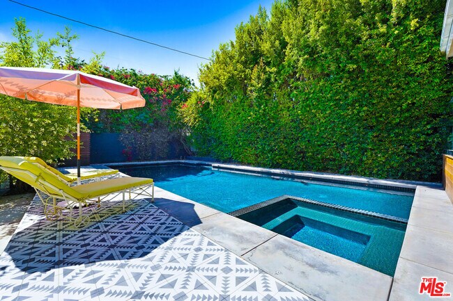 Building Photo - 2049 N Berendo St