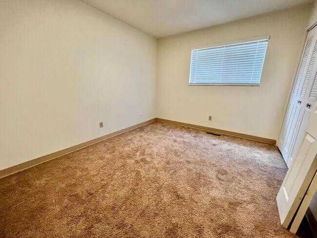 Building Photo - 3 bed, 1 bath Duplex in West Fort Collins