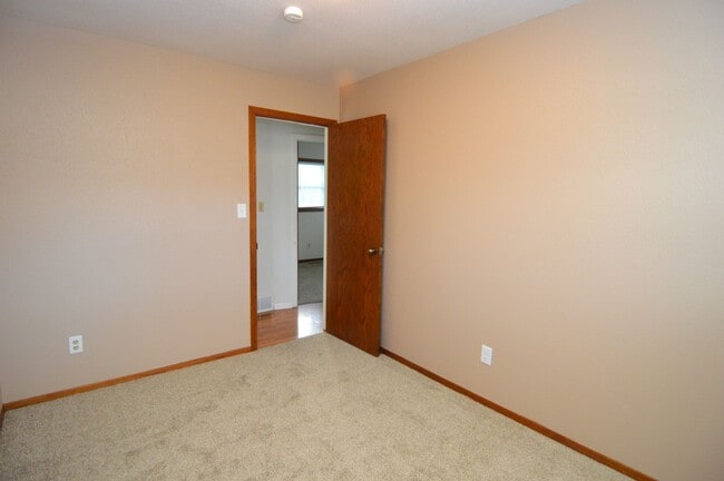 Building Photo - Huge 4 Bed 2 Bath Single Family Home! Rent Special - $500 off 1 months rent!