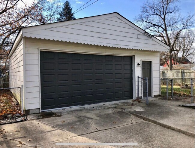 Building Photo - 3 Bedroom House