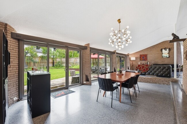 Building Photo - 4603 Ivanhoe St