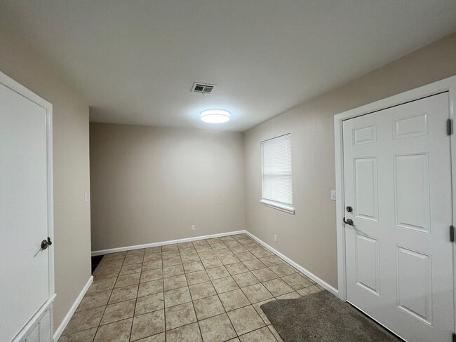 Building Photo - Charming 3 Bedroom Home in Mustang School ...