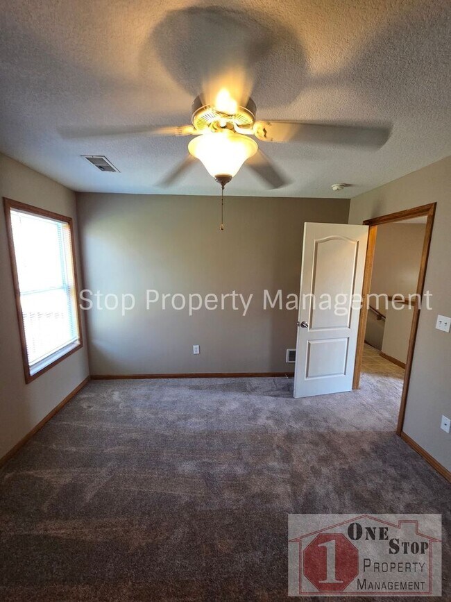 Building Photo - Beautiful 3-Bedroom 2.5 Bathroom in Independence