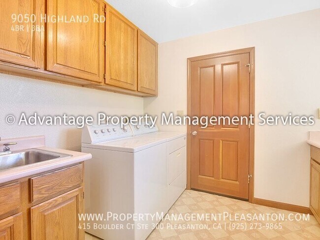 Building Photo - Unique 4 Bed / 3 Bath 3,484 Sq Ft Home off...