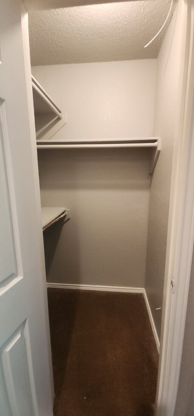 Building Photo - Charming 2 Bed/ 1 Bath Duplex with a Garag...
