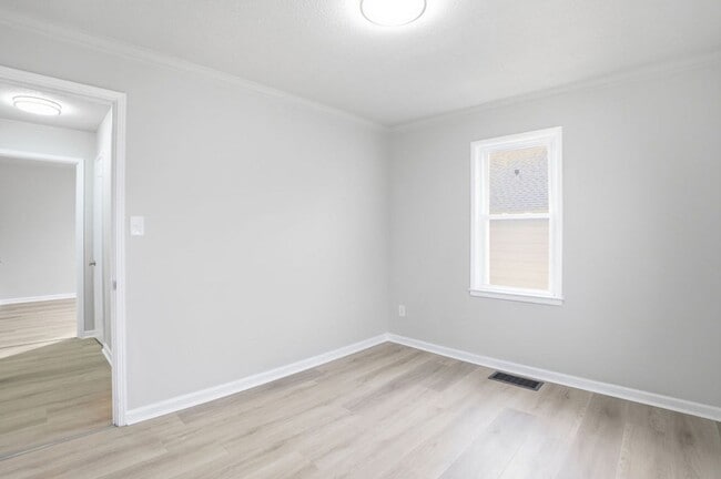 Building Photo - Updated 2 Bed, 1 Bath Home with Modern Finishes & Off-Street Parking