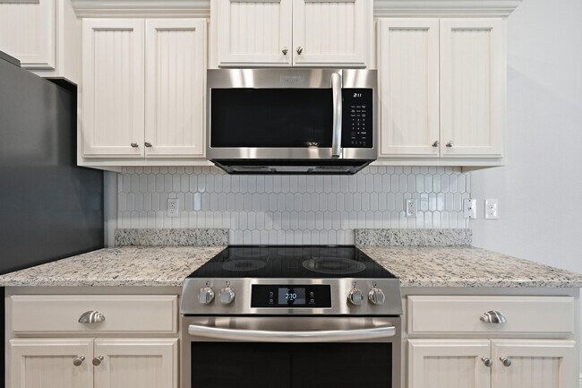 Building Photo - 5810 Crestlake Dr