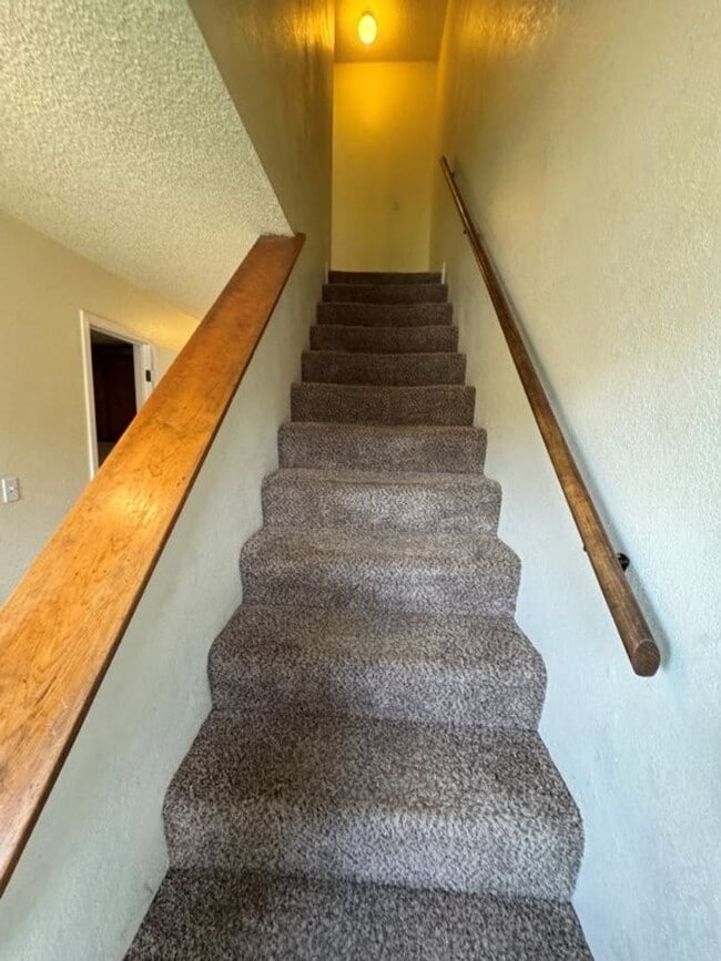 Building Photo - 2 bed 1 1/2 bath condo off NW 23rd! Putnam...
