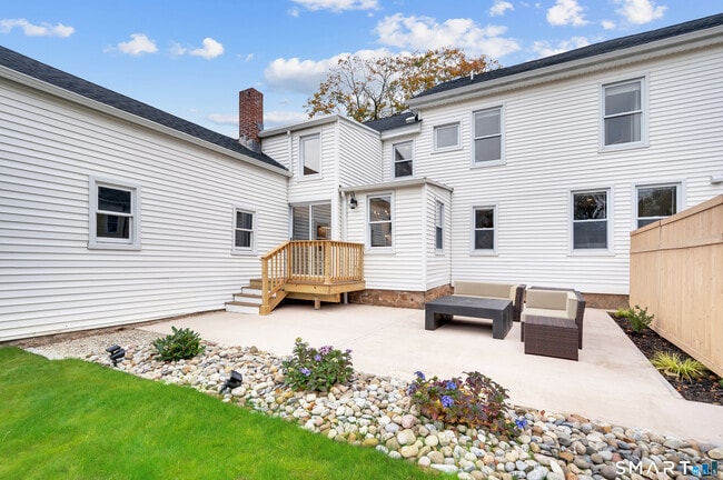 Building Photo - 736 Main St