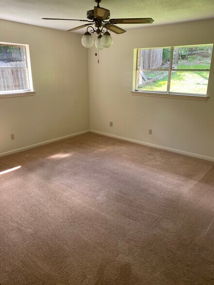 Master bedroom - 827 Cliffside Dr
