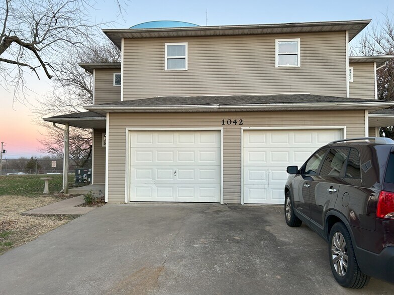 Parking and Garage - 1042 Baxter St