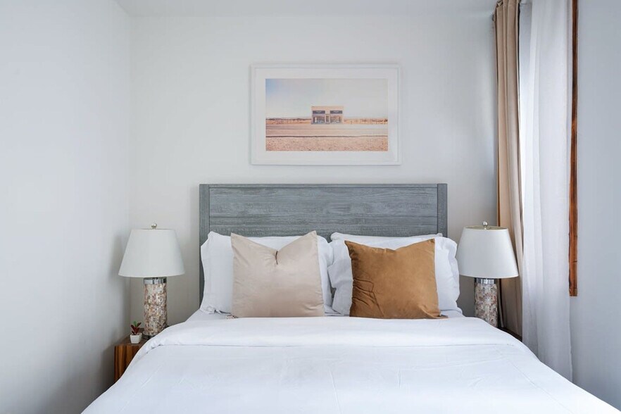 Building Photo - 244 E 75th St