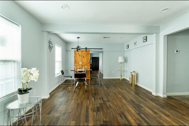 Building Photo - 411 Harris Ave