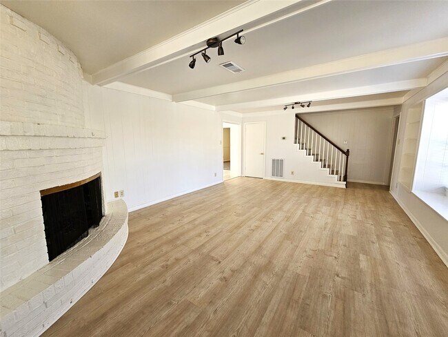 Building Photo - 347 Forest Lake Dr