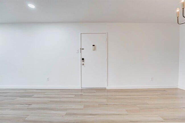 Building Photo - 7555 Katy Fwy