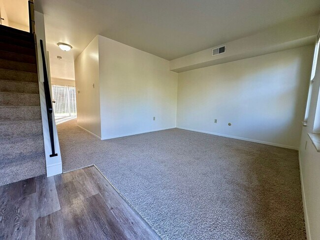 Building Photo - North Hills 3 Bedroom Townhome! In-Unit Washer & Dryer + Equipped Kitchen with Dishwasher! Call T...