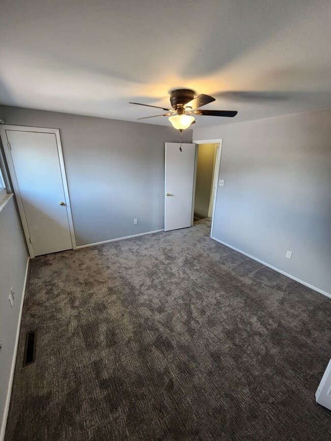 Building Photo - Beautiful Townhome