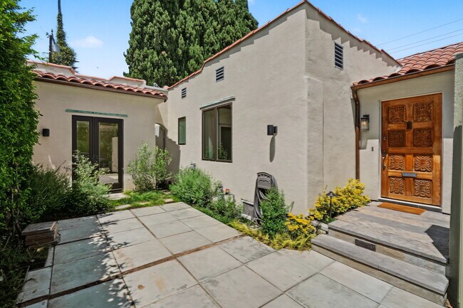 Building Photo - 9001 Rosewood Ave