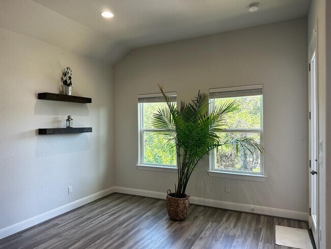 Building Photo - 240 Brentwood Dr