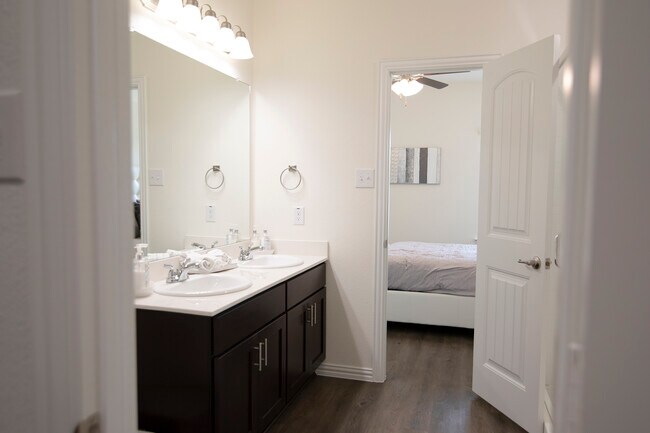 Building Photo - 621 Cottage Row