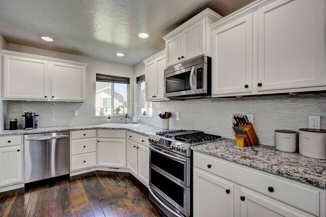 Building Photo - Beautiful 6 bed 2.5 bath home located in t...