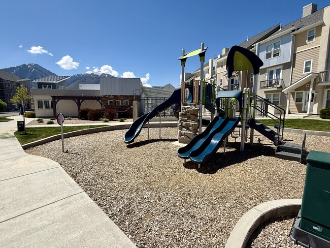 Building Photo - 1063 S 2760 E
