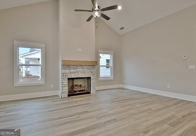 Building Photo - 190 Redhaven Dr