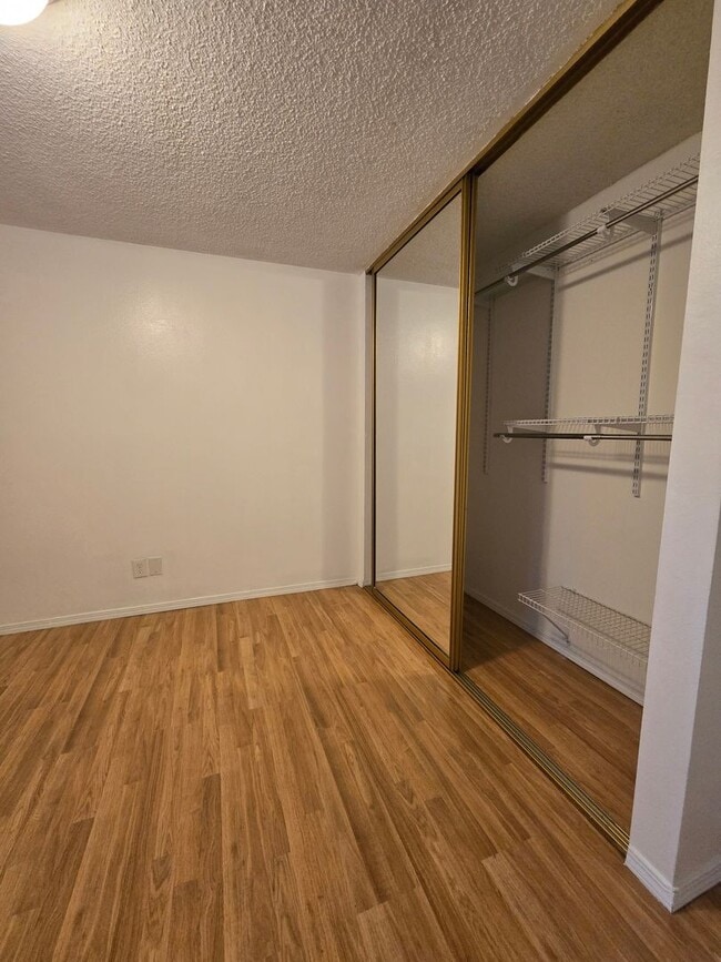 Building Photo - Steilacoom Gardens (HOA), 2 bedroom, 1 bath Townhome Style Condo. $300 off of the 1st full month ...
