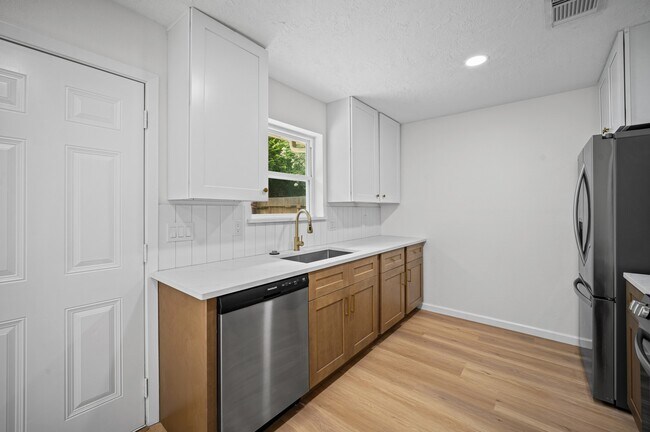 Building Photo - 10935 Silkwood Dr