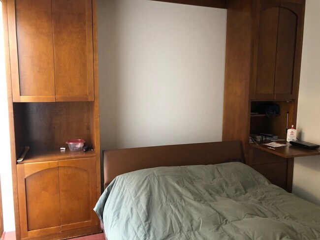 Building Photo - Available from May to November 2026!  Lovely Waterfront Home in 45+ Active Adult Resort Community...