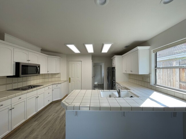 Building Photo - Beautiful South West Visalia home Near El Diamante school with a pool!!