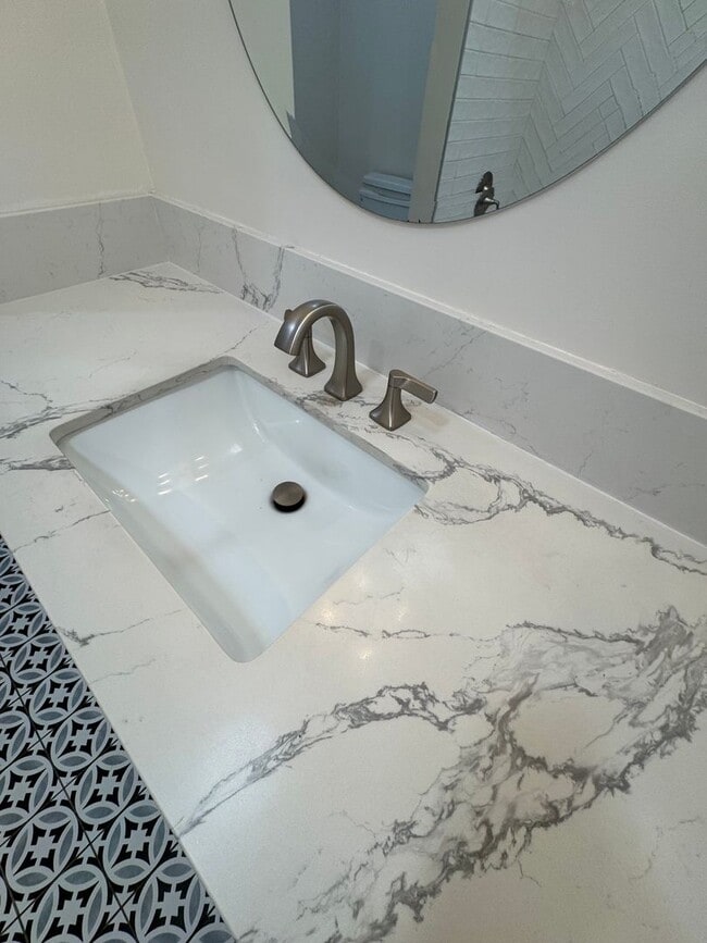 Building Photo - Beautiful 3 bedroom 2 bath Pool Home...  this one is a SHOW STOPPER