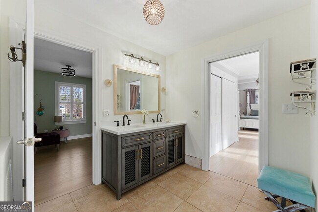 Building Photo - 302 Hascall Rd NW