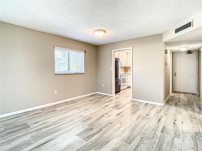 Building Photo - 4575 Cove Cir
