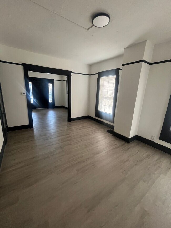 Building Photo - Gorgeous 3 bedroom fully renovated house!