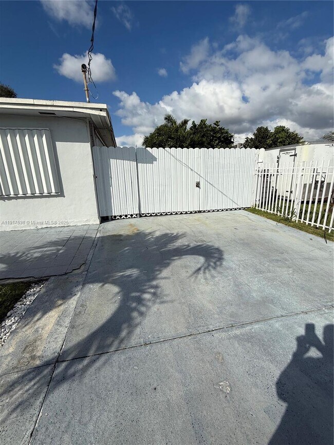 Building Photo - 22020 SW 114th Ave