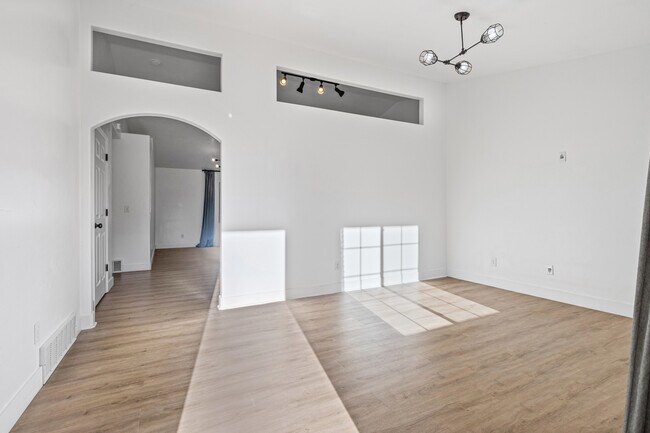 Building Photo - 1572 S Bridle Path Loop