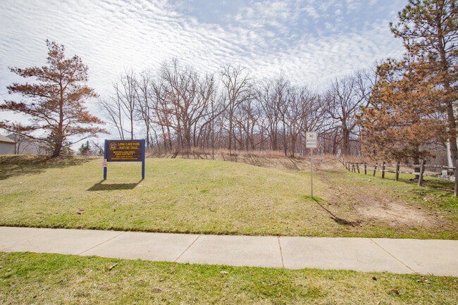 Building Photo - 1217 N Village Dr