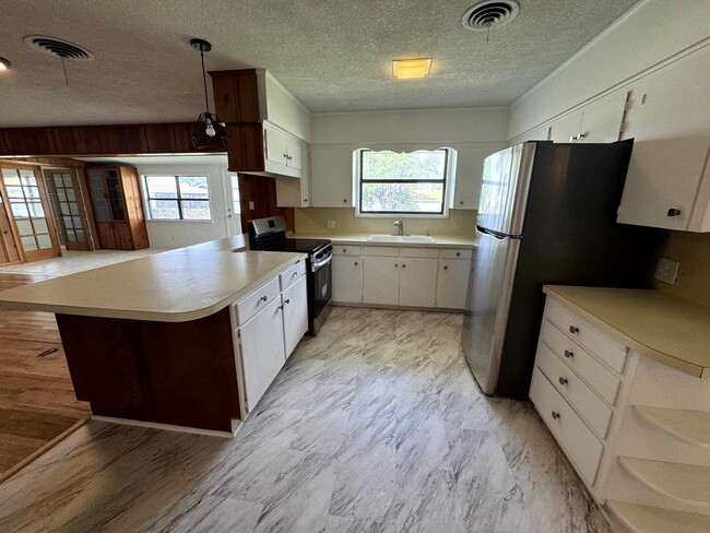 Building Photo - 101 Lake Breeze Dr