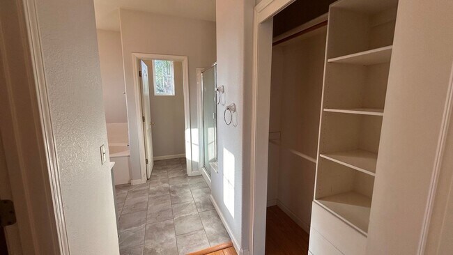 Building Photo - Just listed