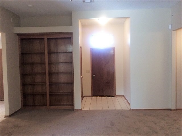 Building Photo - 17408 Valley Crst