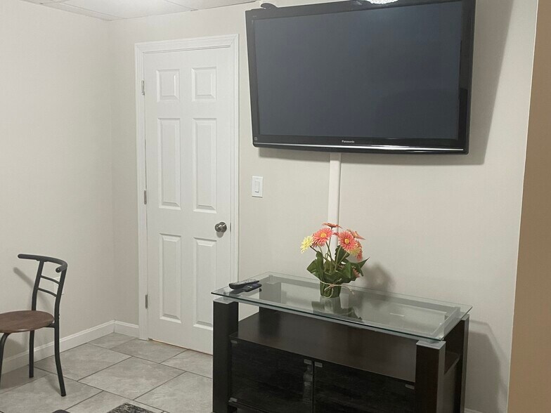 Building Photo - 31 Locust St