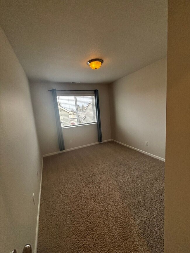 Building Photo - Newer SE 3 Bdrm House, All Appliances incl W/D, Air Cond, Community Pool, Double Garage