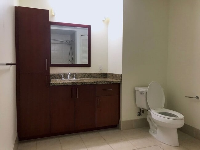 Building Photo - Convenient Kakaako living! 1/1/1