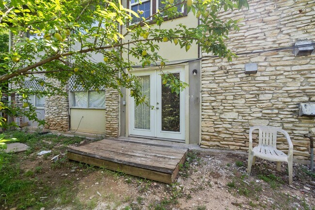 Building Photo - Newly Renovated 2/1 Apartment in East Austin