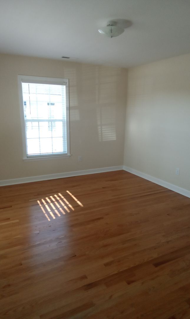 Building Photo - 513 Live Oak St