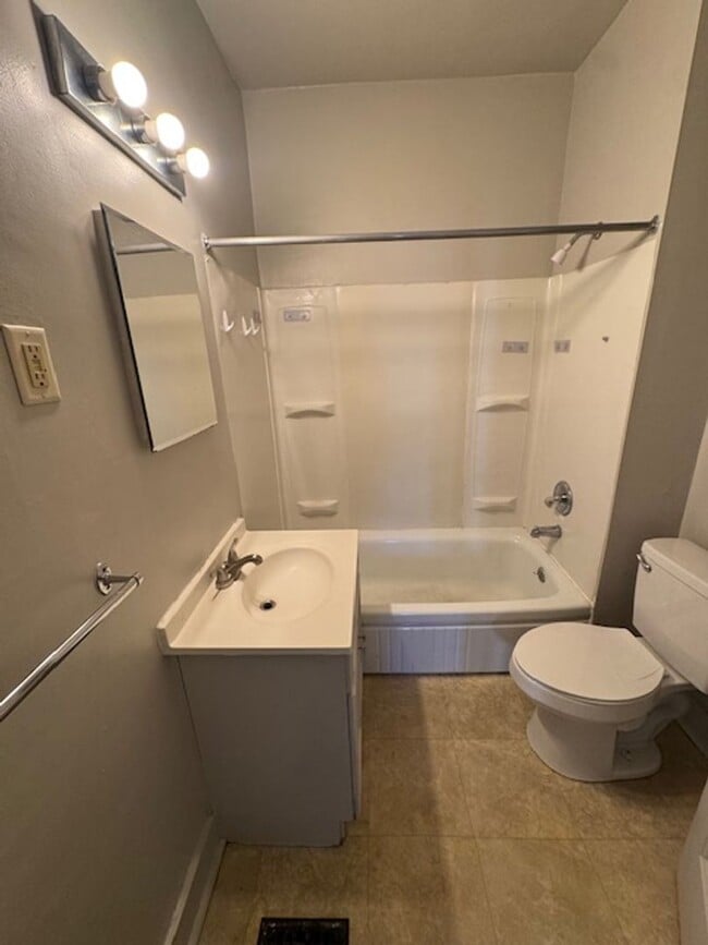 Building Photo - 3006 Reed St