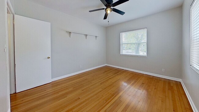 Building Photo - Cute and Charming Renovated Apartment!