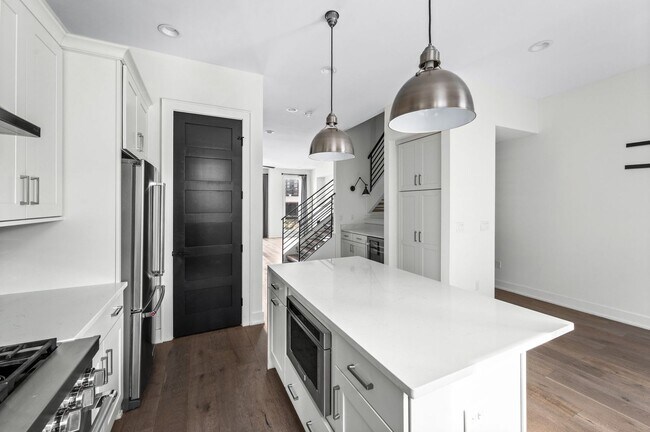 Building Photo - Stunning 3BE/3.5BA brownstone in the heart of historic Germantown!